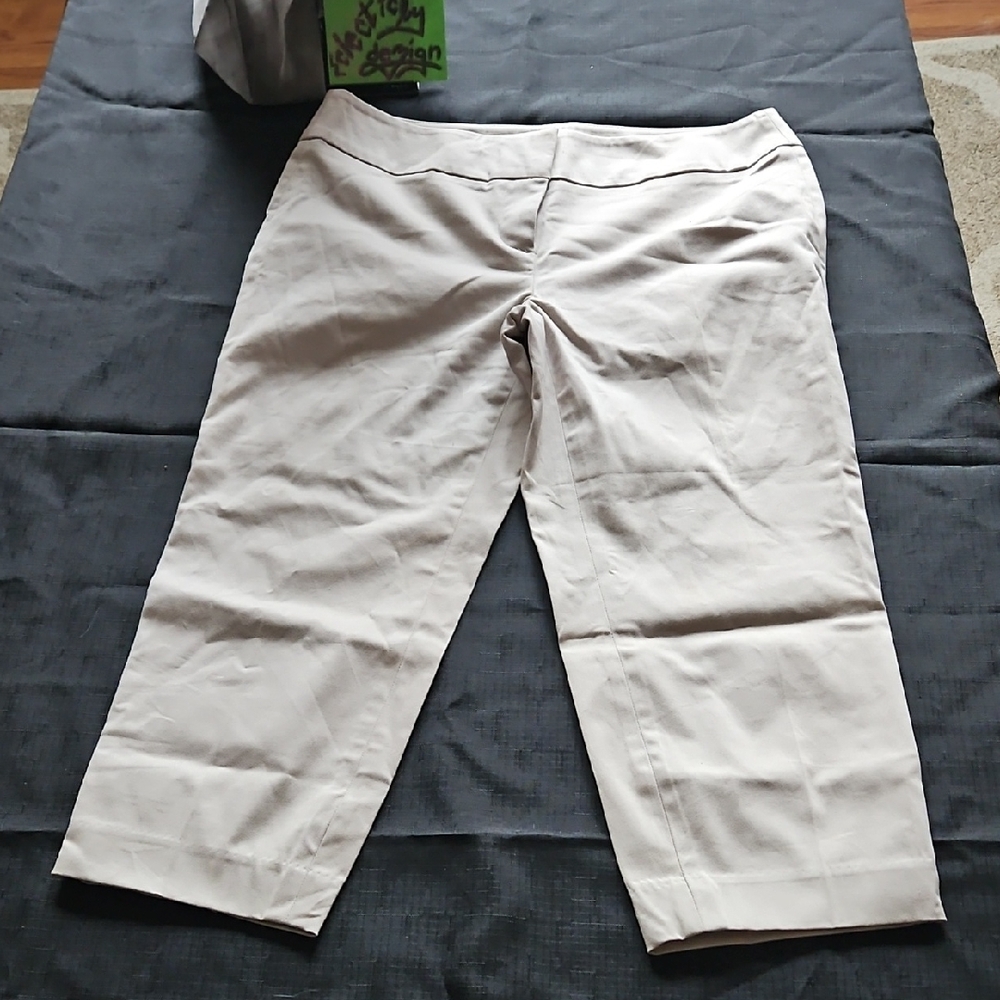 LOFT Cream Capris
